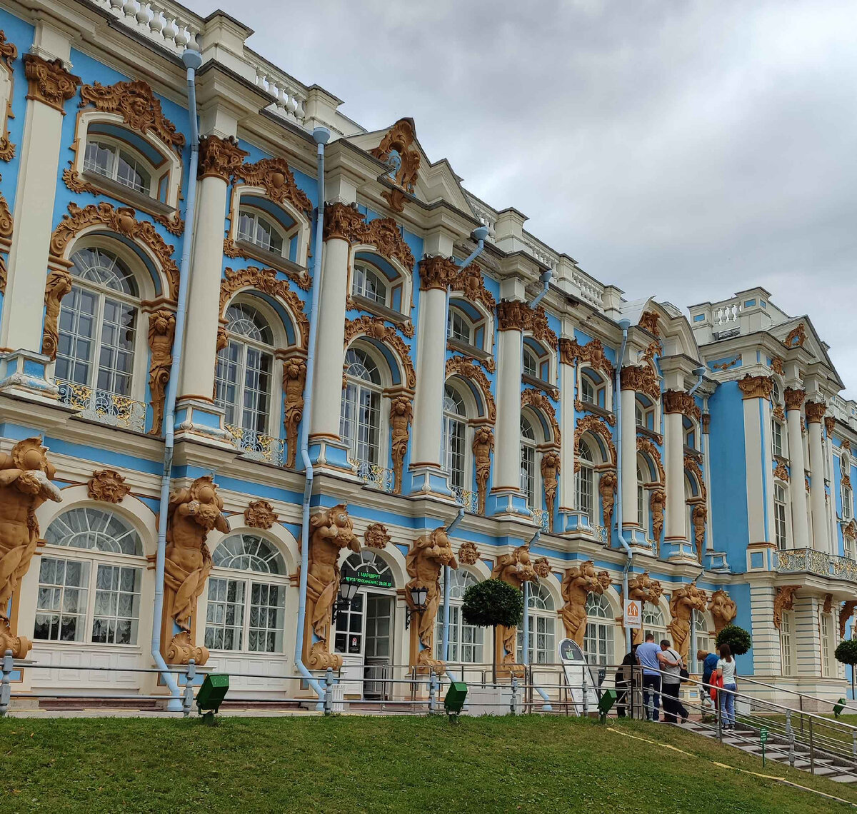 Главный корпус дворца