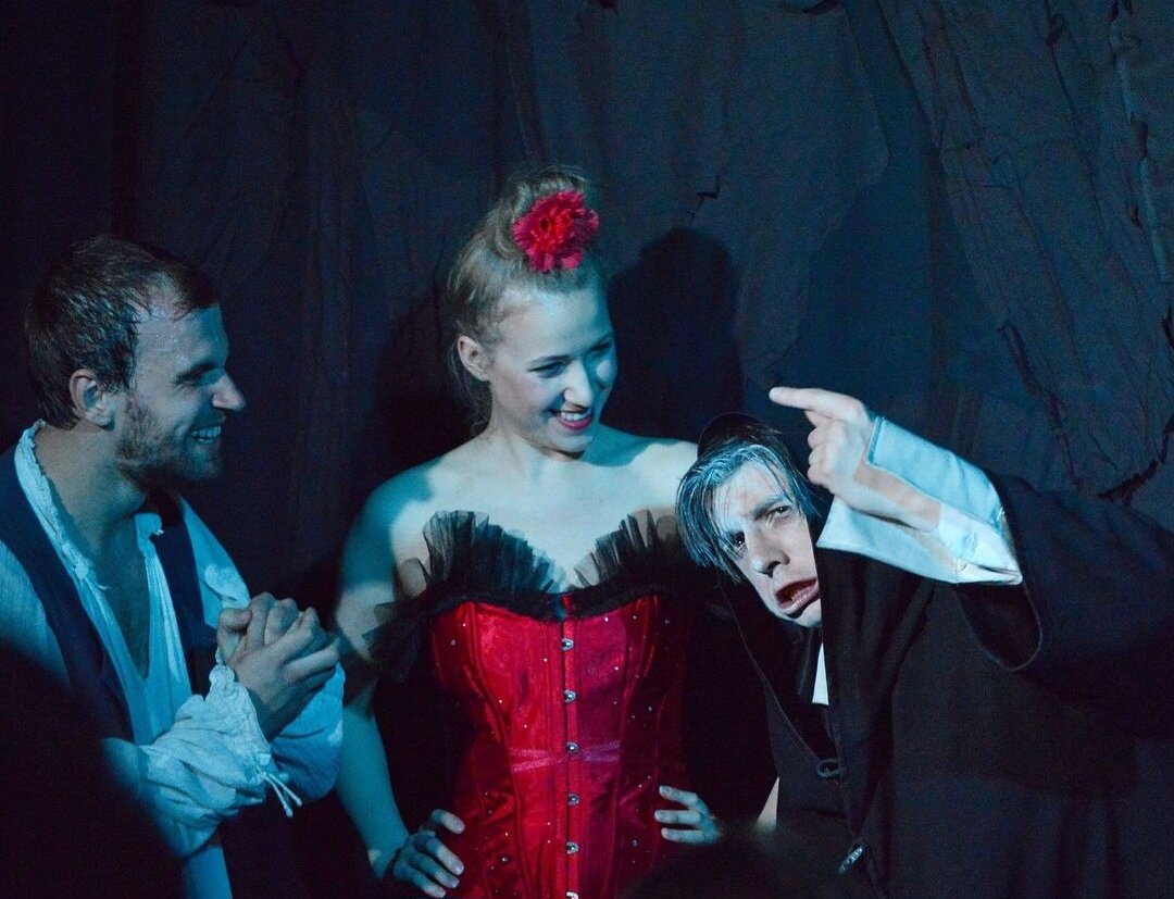 На сцене театра "Цехъ"