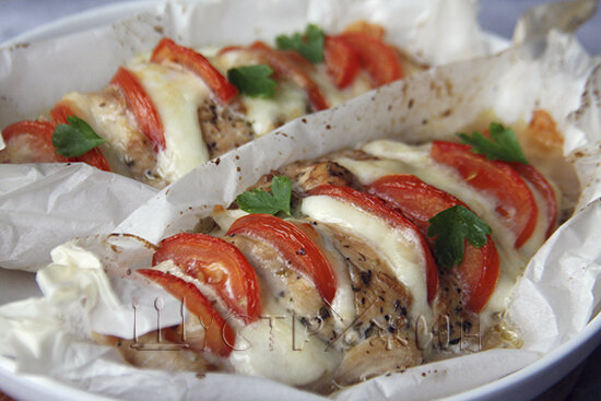 Куриное филе запеченное с помидором и сыром.