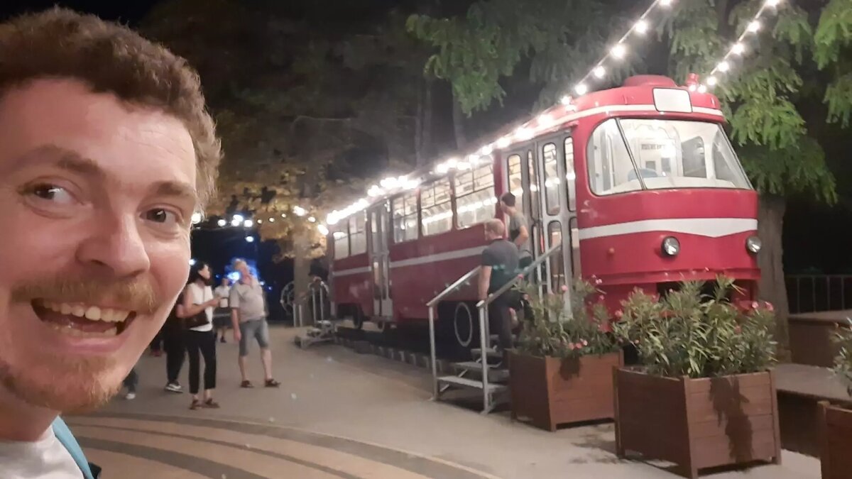     Мост на проспекте Стачки — одно из самых узких мест транспортной сети Ростова. Там сходятся сразу три дороги на Западный. Появление на этом месте нового моста для трамваев — это хорошая идея, сообщил RostovGazeta блогер-урбанист Артемий Зайцев.