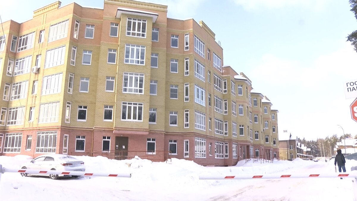    Уборка снега возле проблемного элитного поселка