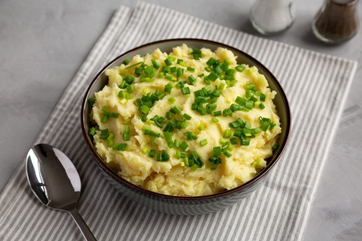 Посыпьте готовое пюре нашинкованной зеленью. Получится еще вкуснее! Мне нравится микс из петрушки, укропа и зеленого лука📷

