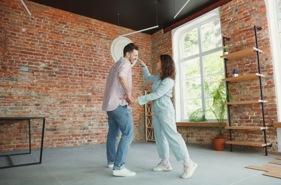 https://ru.freepik.com/free-photo/young-couple-moved-to-a-new-house-or-apartment_12837979.htm#query=родители%20подростка%20танцуют&position=19&from_view=search&track=ais&uuid=917f32ec-dba0-464c-b17e-dd4a8f3d45e3