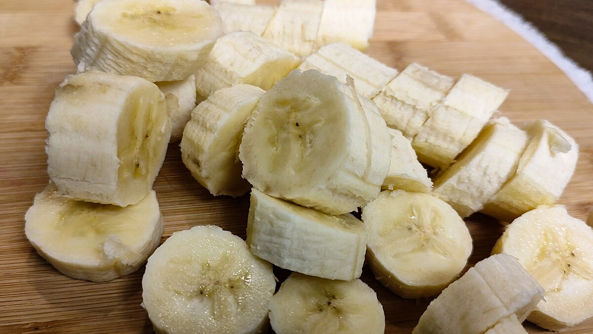 Очищенные и нарезанные спелые бананы
