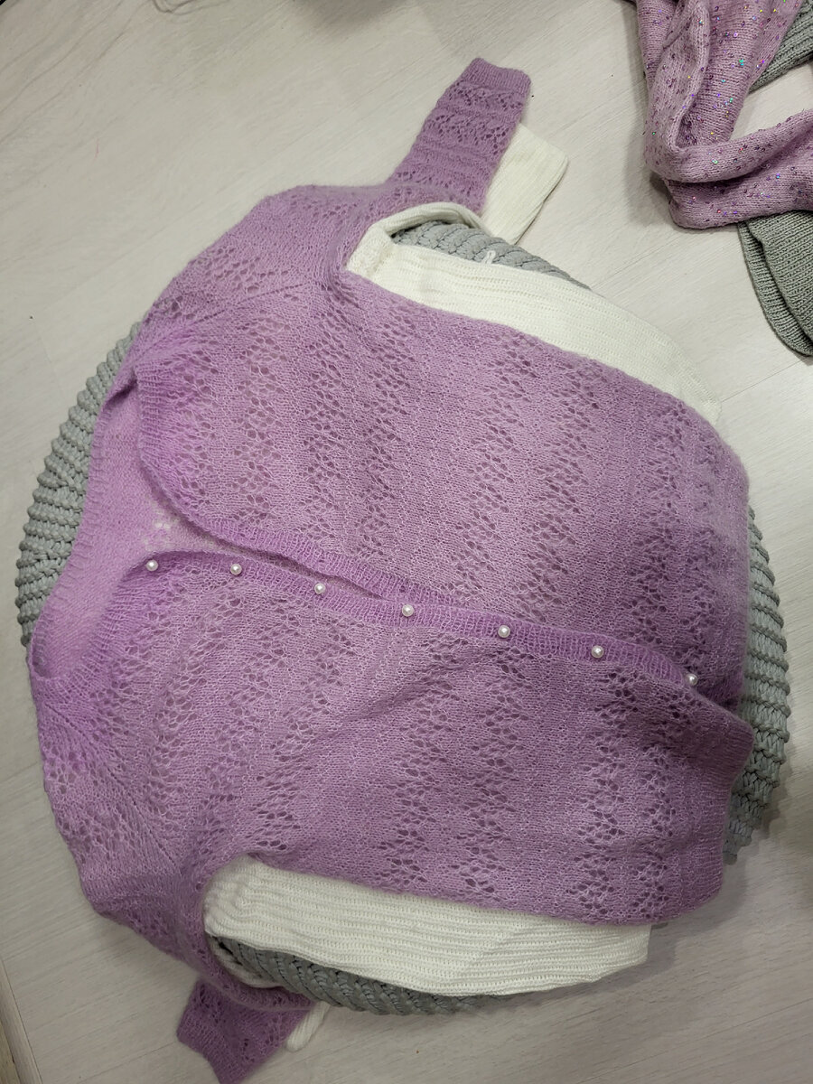 Это размеры разъехавшегося кардигана, в сравнении с кофтой, которая на мне с посадкой "оверсайз". Кофту стирала не раз, ей уже 7 лет