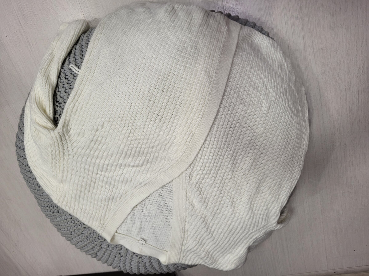 одежда в стиральной машине. ручная стирка шерсти. стиральная машинка с вещами. шерстяные вещи после стирки. как постирать кофту.