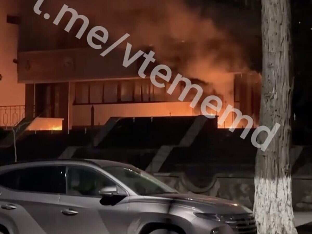 особенности пожара в жилом помещении. пожары в зданиях и сооружениях. пожары в жилых и общественных зданиях. пожары в общественных зданиях. пожарные тушат здание.