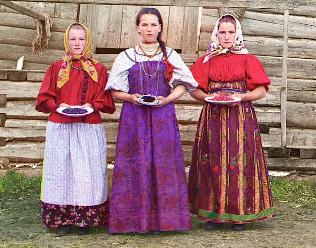 Фрагмент фотографии С.М. Прокудина-Горского 1909 г. Русские девушки на Шексне