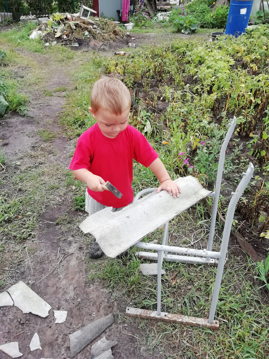 Маленький ещё тут 