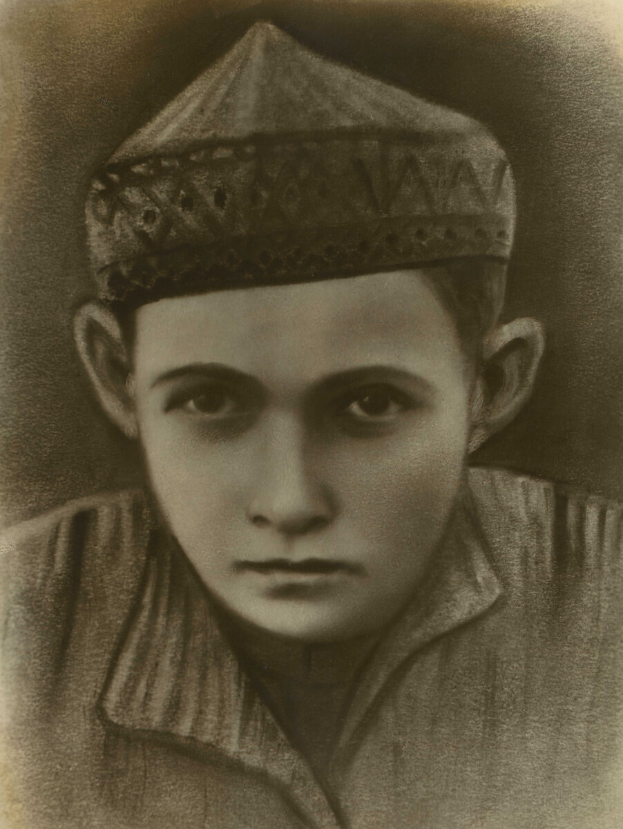 Семён Остапенко, ( 1927- 1943 гг), юный герой "Молодой гвардии". 