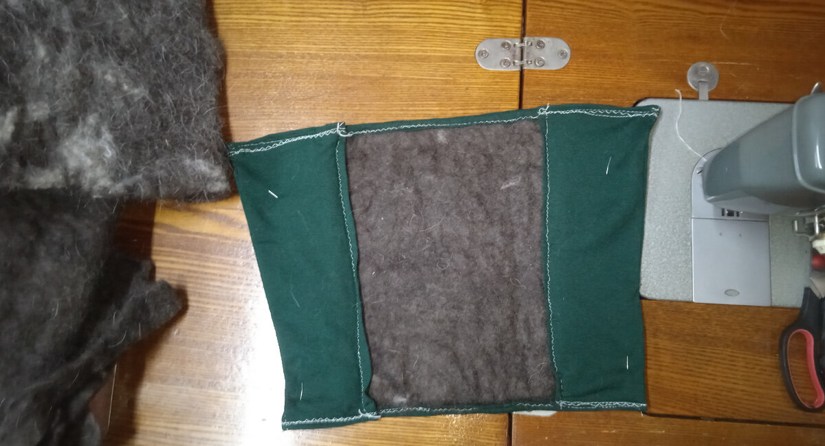 В работе налокотник из собачей шерсти. 