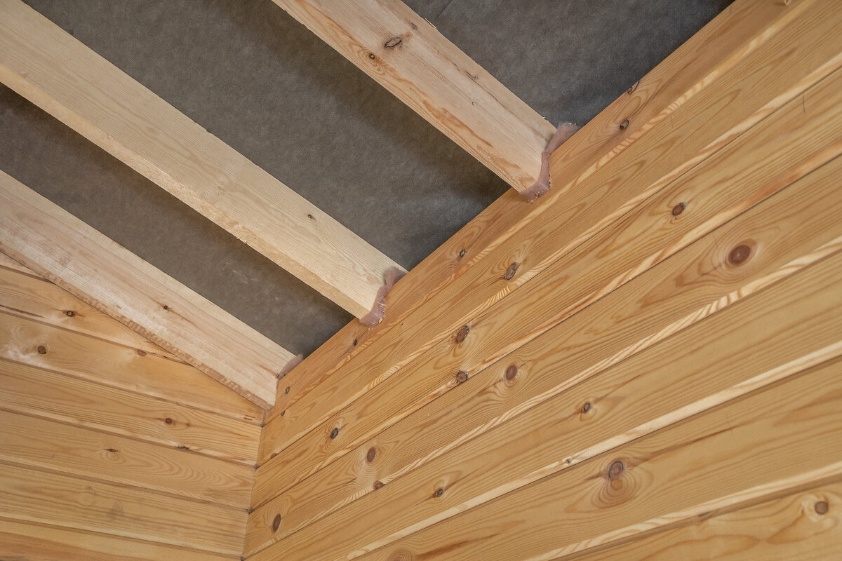 Все места прилегания дерева к дереву должны быть проложены утеплителем, чтобы исключить мостики холода.