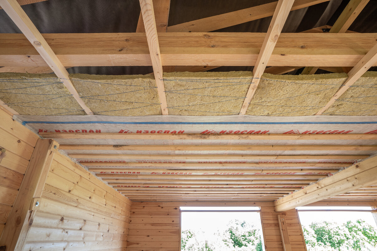 Стропила монтируются с шагом в 59 см для плотной укладки утеплителя.