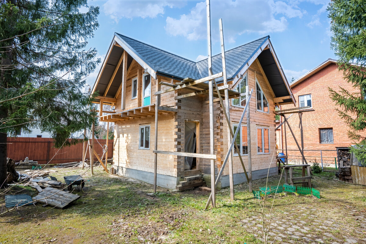 Дом, который мы реконструировали (читай: полностью переделывали за предыдущими строителями). Чтобы увидеть каким стал этот дом, листайте 