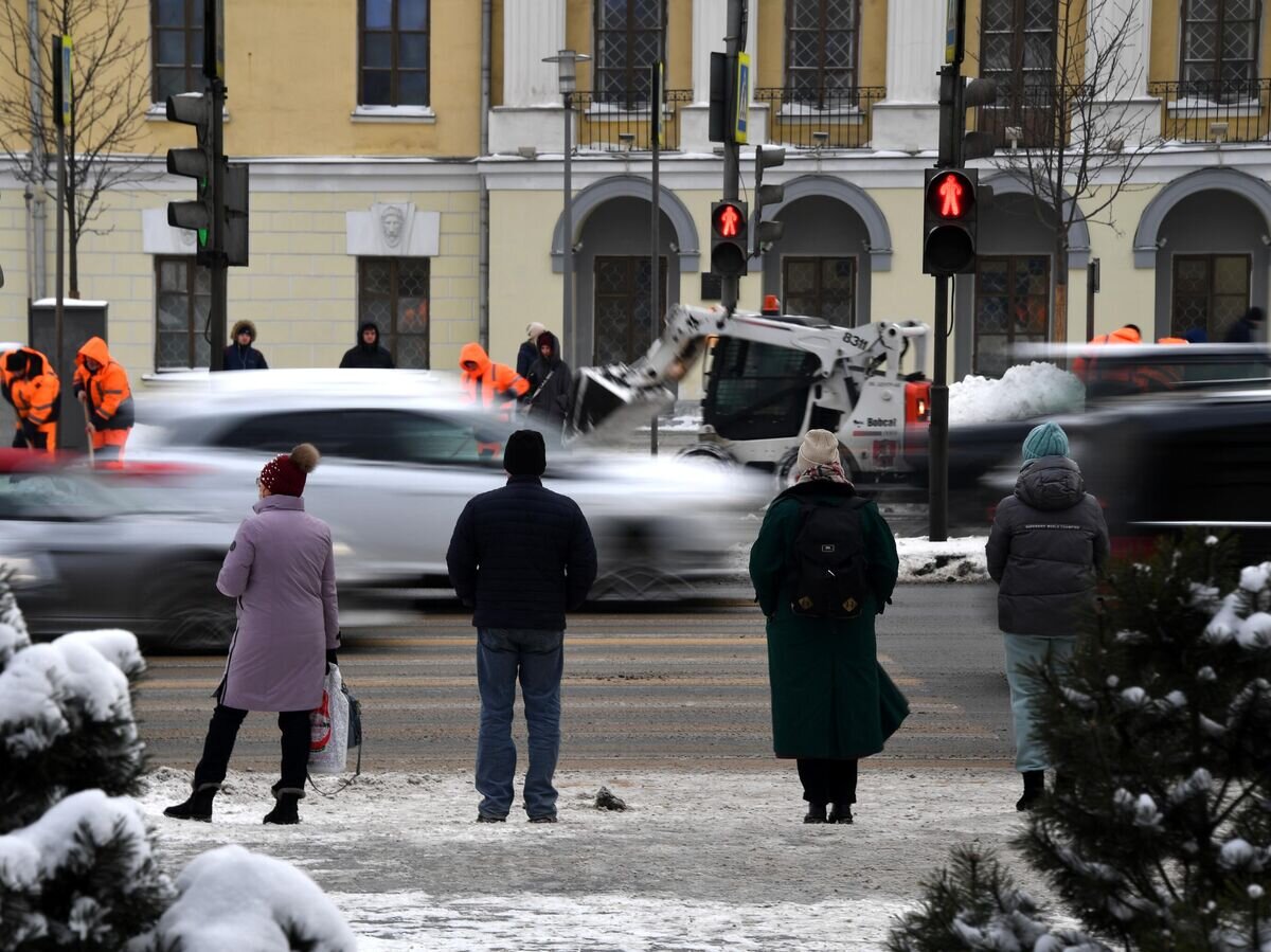    Люди переходят дорогу на одной из улиц в Москве© РИА Новости / Евгений Биятов