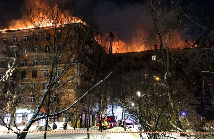    Пожар в жилом доме на севере Москвы.Сергей Савостьянов/ТАСС