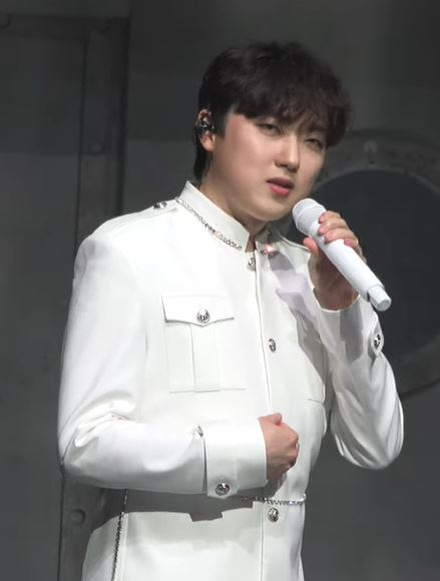 Кан Гён Хо выступает с Forestella в июле 2021 года на их концерте в Соннаме