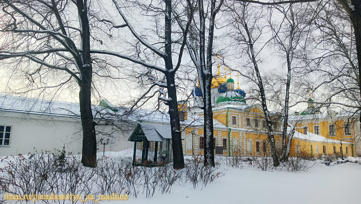 пентхаус в риме. пластиковые окна люди. окна гости. пластиковые окна люди. возле окна.
