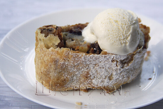 Яблочный штрудель из слоёного теста.