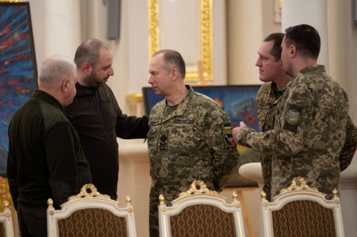    Александр Сырский (в центре).