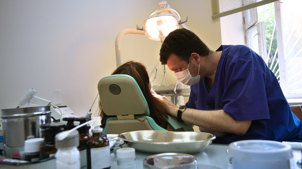 Лечение с б н. Стоматолог. Стоматолог лечит зубы.