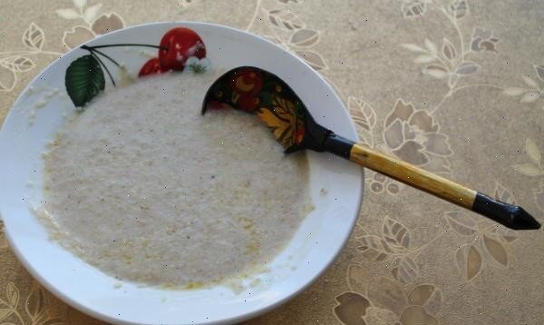 Каша из пшеничной крупы. Да еще и с маслом... Приходится выбирать - или боль в коленях терпеть, или кушать вкусно.