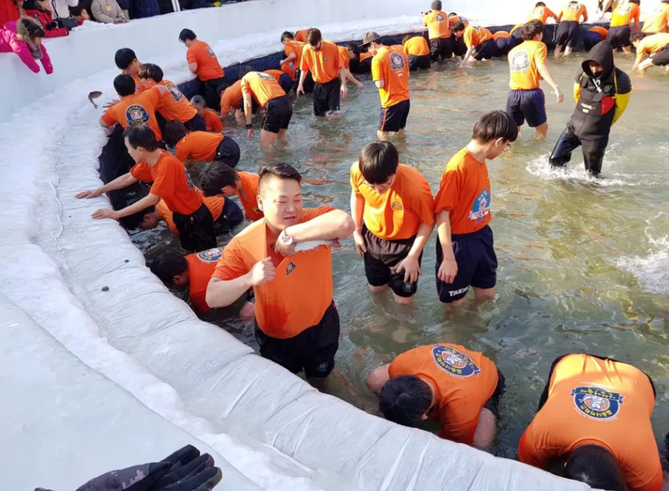 крещенские купания 2023 в реутов. борисовские пруды купание на крещение. крещение в новоиерусалимском монастыре. крещенские купания на борисовских прудах. крещение 2023 горно алтайск.