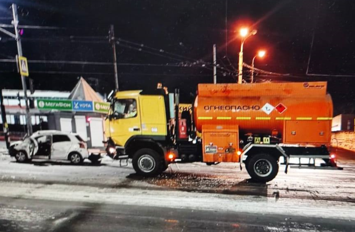    В Хабаровске Toyota врезалась в бензовоз, двое пострадали