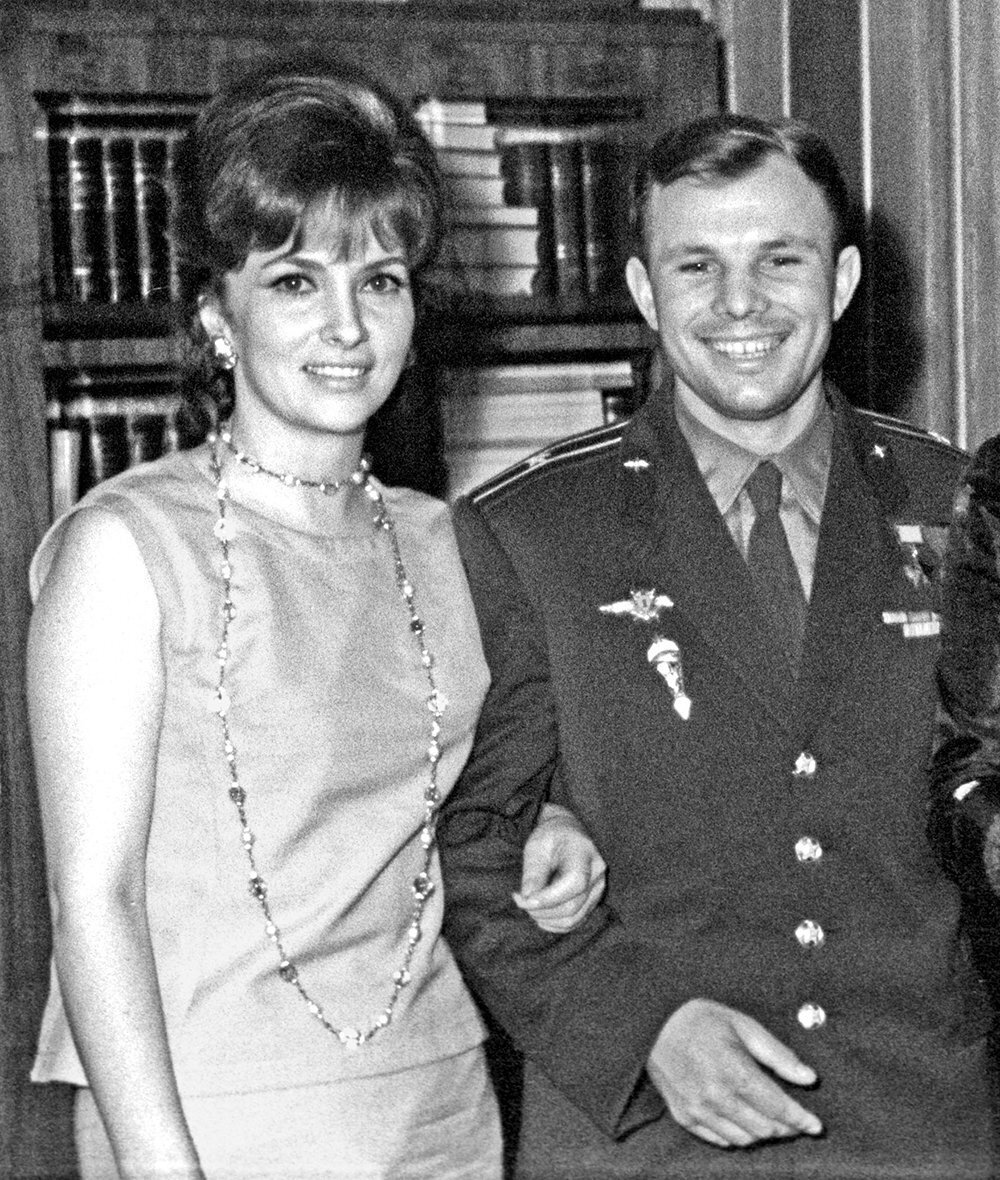 Гагарин и джина лоллобриджида. Джина Лоллобриджида целует Юрия Гагарина, 1961 г. Джина Лоллобриджида целует Юрия Гагарина.