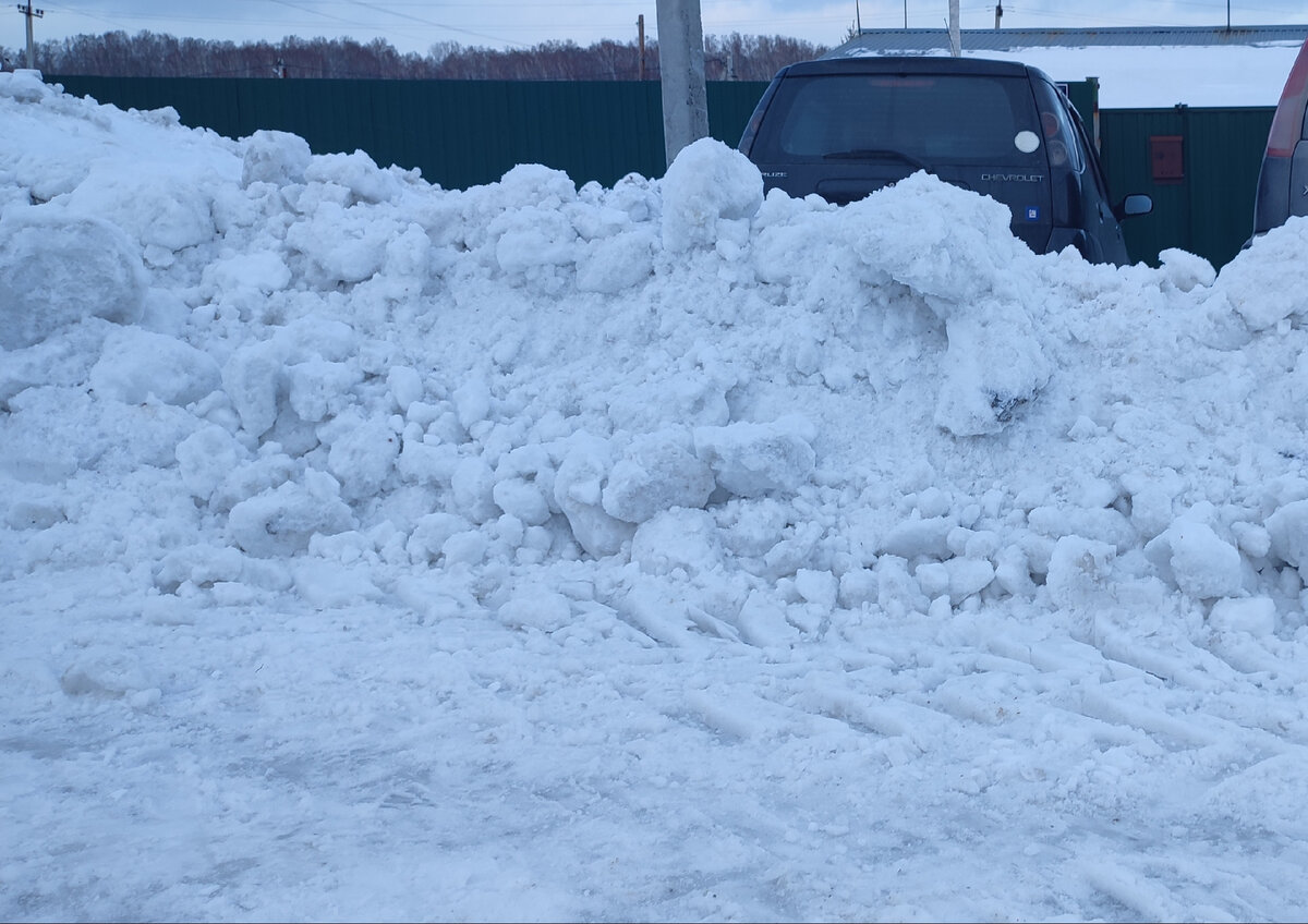 Вот этот сугроб и есть выезд со стоянки🤦‍♀️