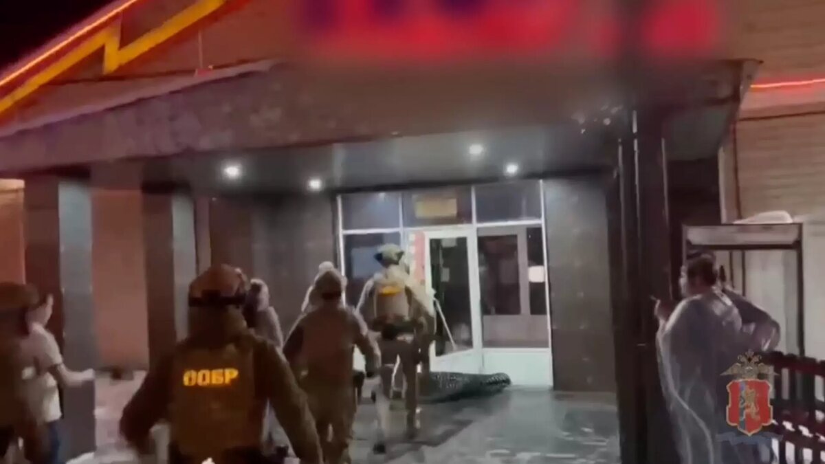     В Красноярске сотрудники полиции приехали с рейдом в кафе в микрорайоне Черемушки. Оперативники задержали 19 иностранных граждан.