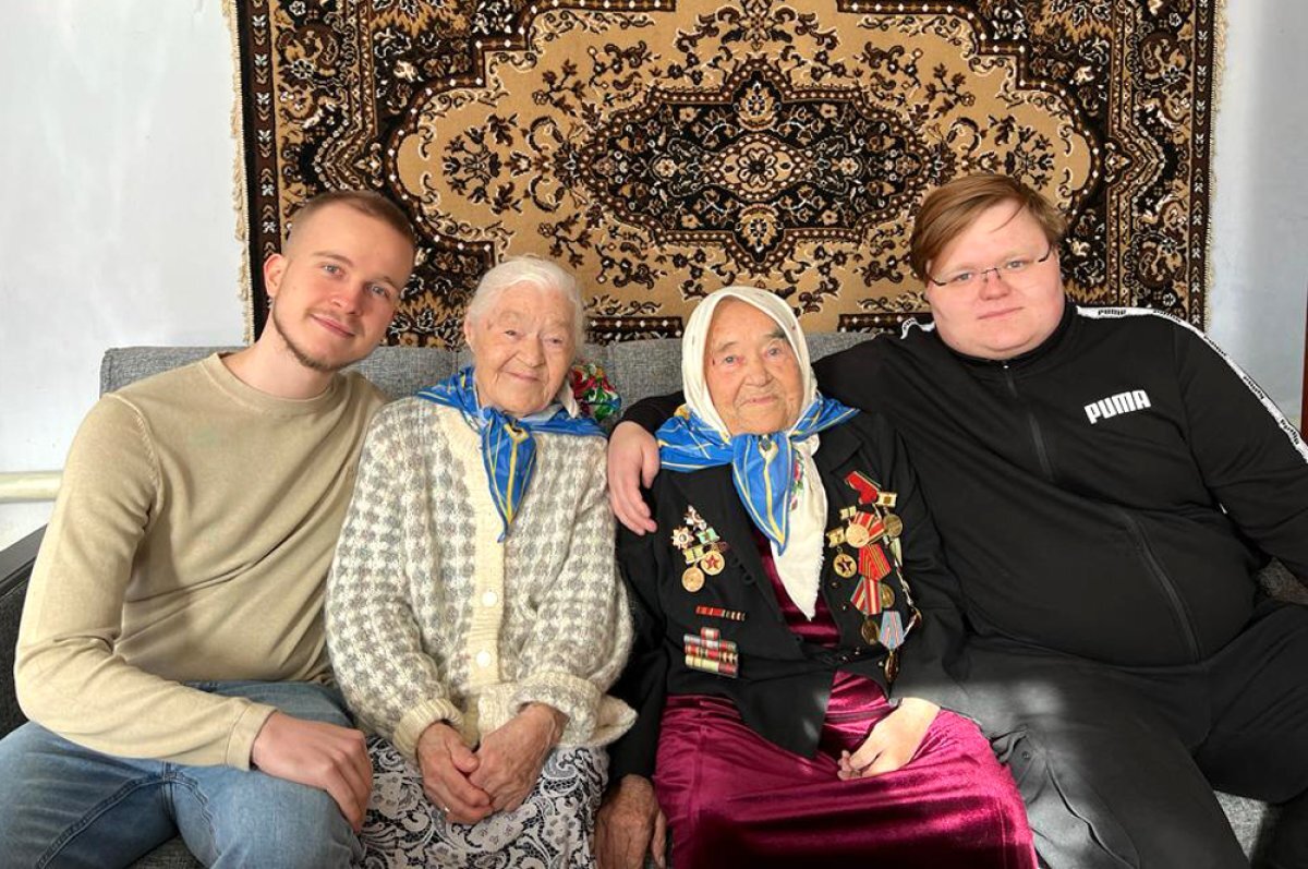    Пелагея Фёдоровна Москвичёва и Агриппина Фёдоровна Синякина (справа) с правнуками Родионом и Дмитрием.
