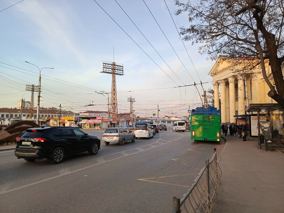 Уже знакомые нам поликлиника и рынок "Чайка"