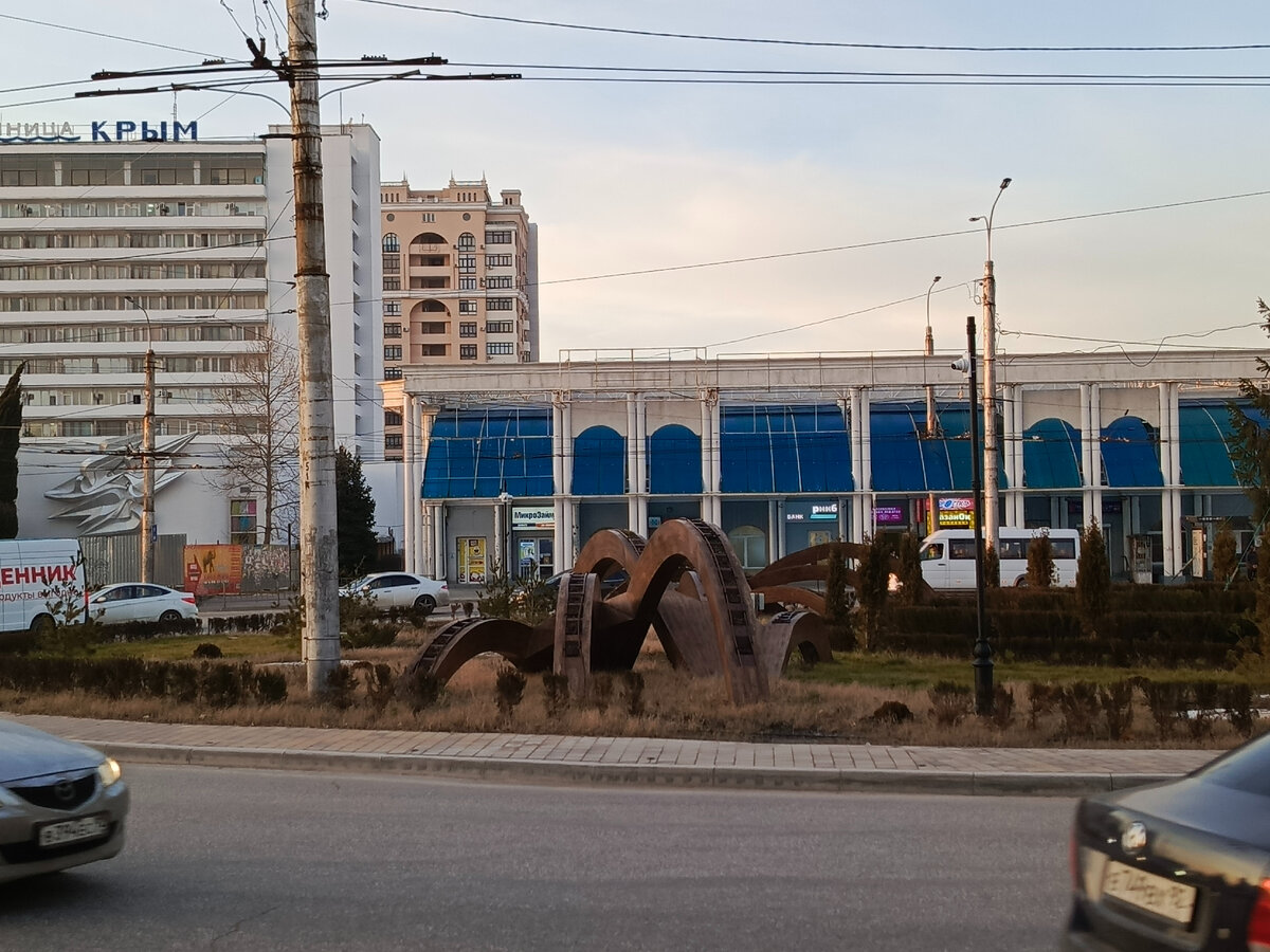 Удивляют меня вот эти сооружения. Если я правильно понимаю, то они предназначены для цветов.