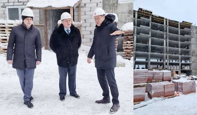 Представитель ООО «Парма» Алексей Кугаевский рассказывает о ходе работ в доме на Свердлова, 31 главе округа Вадиму Лысанову и начальнику Управления ЖКХ и благоустройства Владимиру Лузину