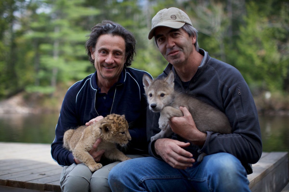 Дрессировщики со своими юными подопечными