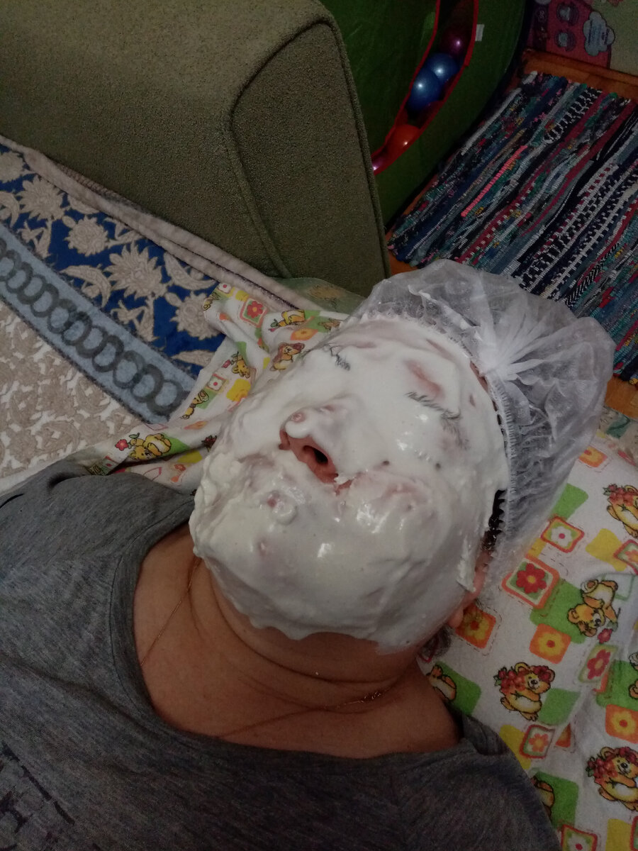 Делала маме альгинатную маску, хочу ввести в свои услуги как косметик-эстетист. Получилась жидковатая, надо делать гуще.