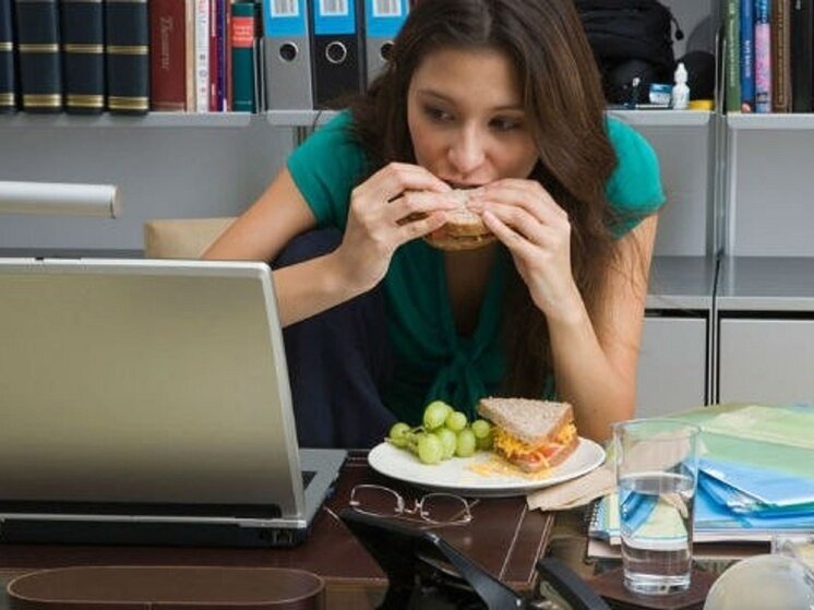 I have lunch at work. еда на рабочем месте. перекус в офисе. I have lunch at work. люди обедают в офисе.