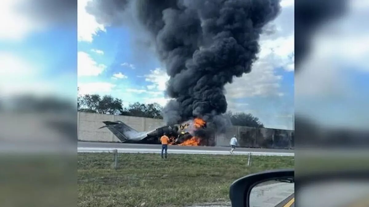     Двухдвигательный бизнес-джет Bombardier Challenger 600 рухнул недалеко от города Неаполь во Флориде, США. Два человека погибли.