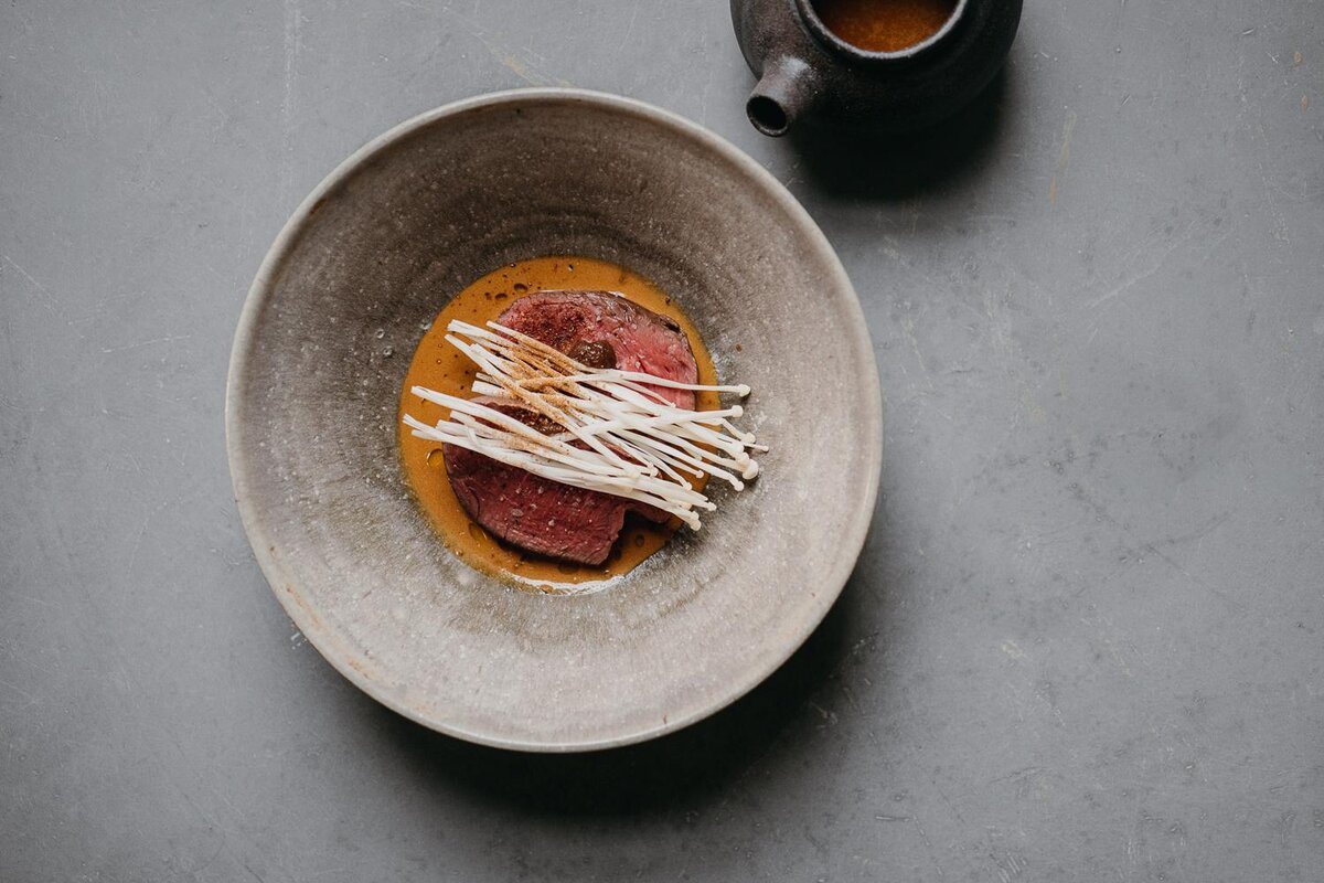    Вырезка быка, эноки, соус пулетпресс-служба