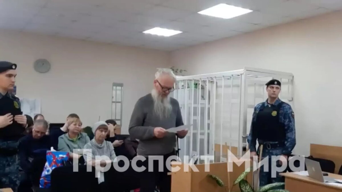     В Октябрьском суде Красноярска 10 февраля прошло заседание, на котором художнику Василию Слонову выбрали меру пресечения по уголовному делу «о демонстрации экстремистской символики». Вот что Слонов говорил на суде.