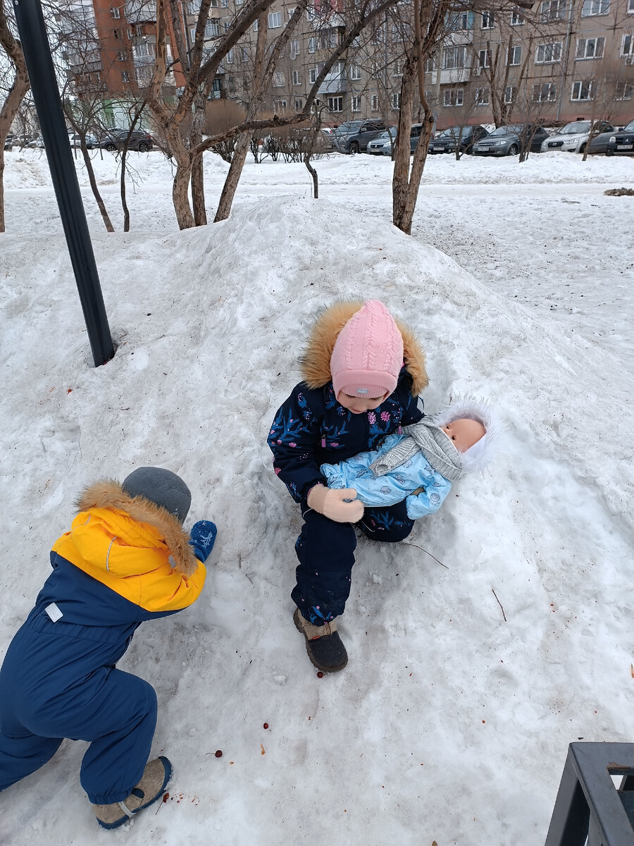 Вика со своим пупсиком 