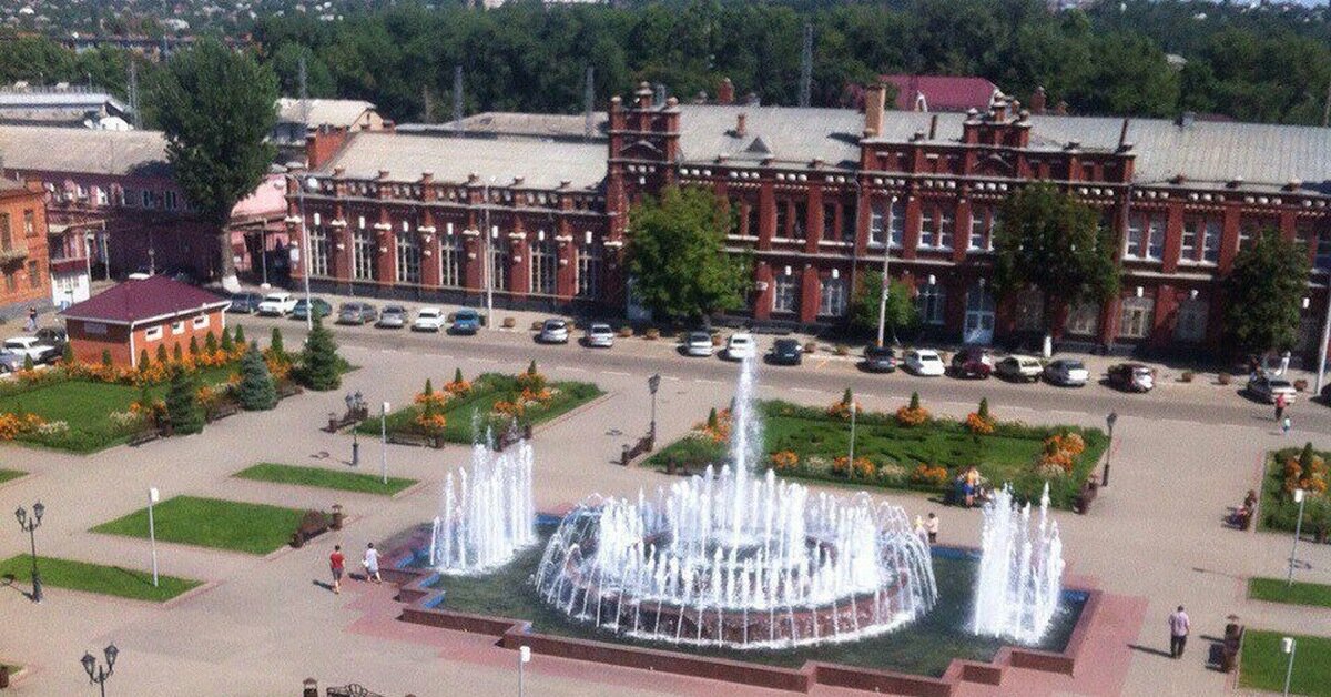 Центральное кропоткин. Площади города Кропоткина Краснодарский край. Кропоткин Краснодарский край Привокзальная площадь. Фонтан Кропоткин Привокзальная площадь. ЖД вокзал город Кропоткин.