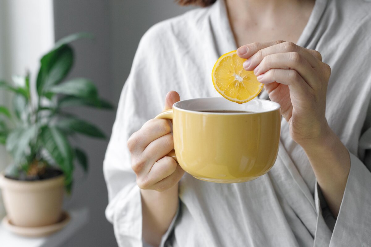 Девушка с лимонным чаем. Чем полезен лимон при простуде. Лимон кладут в чай. Фото Санду с желтой кружкой. Кофе с лимоном можно похудеть