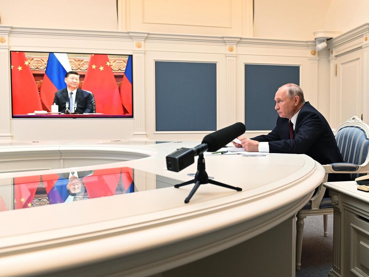    Президент РФ Владимир Путин и председатель КНР Си Цзиньпин во время беседы в формате видеоконференции© РИА Новости / Алексей Никольский