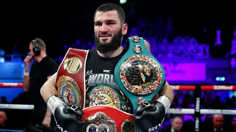     Чемпион мира по боксу по версиям WBC, WBO и IBF в полутяжёлом весе Артур Бетербиев Gettyimages.ru James Chance / Staff