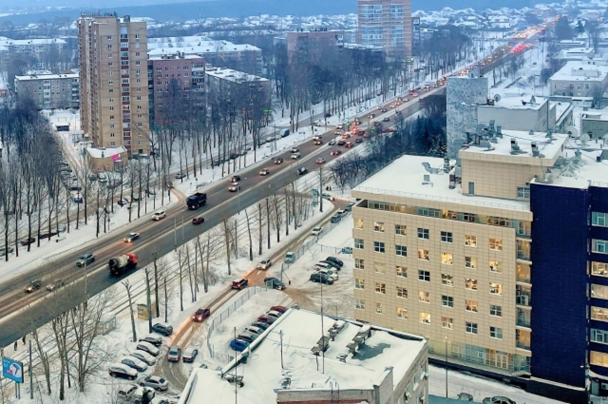 В Кировском районе Перми ночью с 10-го этажа выпала обнажённая девушка