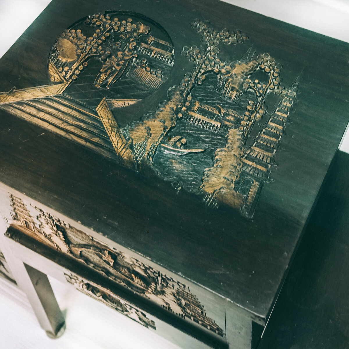 Китайская тумба из тика первой половины XX века из антикварной коллекции Alter Ego Home.