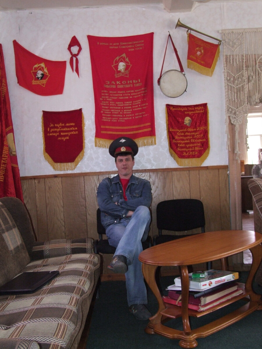 Я в пионерском лагере "Алые паруса" г.Уфа. Красный уголок. 