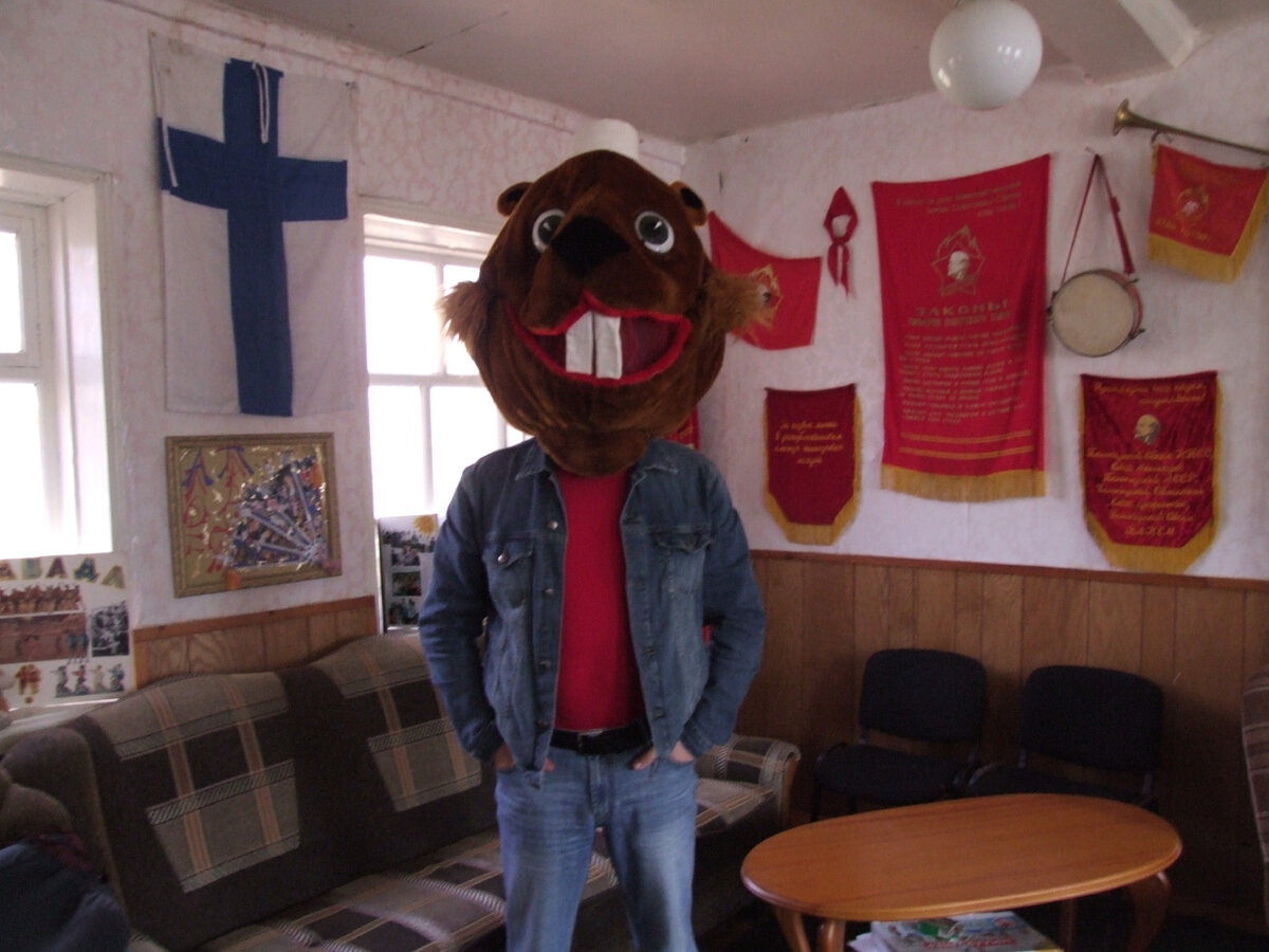 Это тоже я. Что это за голова зверя и при чем тут синий крест на стене - я не помню. Делали все, что попадалось под руку и фотографировали все, что видели.